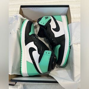 Air Jordan 1 Retro High OG —size 5.5 in kids / 7 in womens
